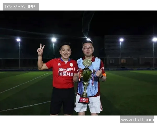 足球明星齐聚上海展开友谊赛引发球迷热烈期待与欢呼